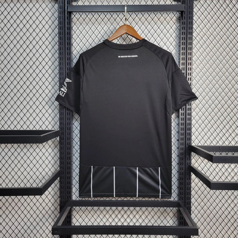 Eintracht Frankfurt 2025 neljäs paita