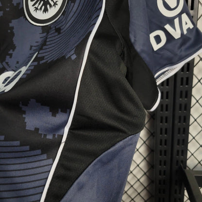 Třetí dres Eintracht Frankfurt 2025